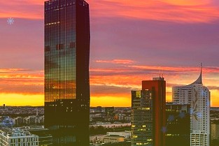 我国未来载人登月火箭主力型号，130吨级泵后摆发动机累计试车时长3300